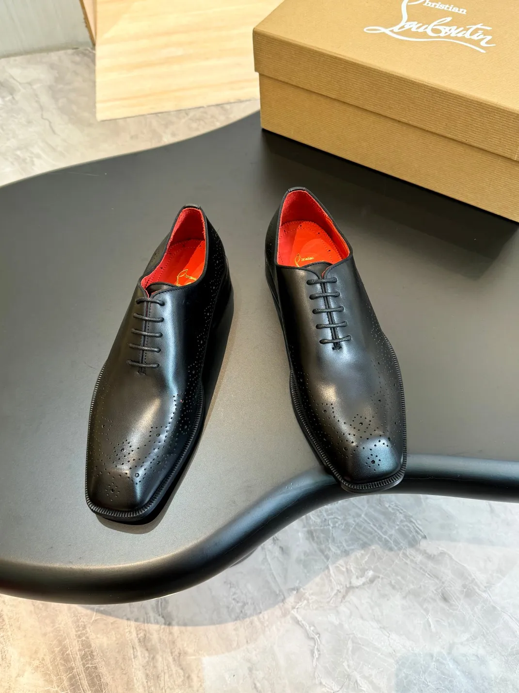 💰960 Christia*.Loubouti* high-end men's business formal leather shoes, original genuine cowhide red sole, imported Italian cowhide outsole, first-layer cowhide, water-dyed cowhide lining, high-end luxury. Size: 39-44 (customized at 38.45.46)✅